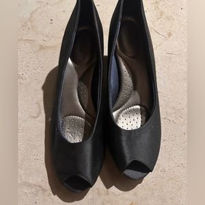 Abella size 11 work peep toe heels. Worn less than 5 times! Navy color